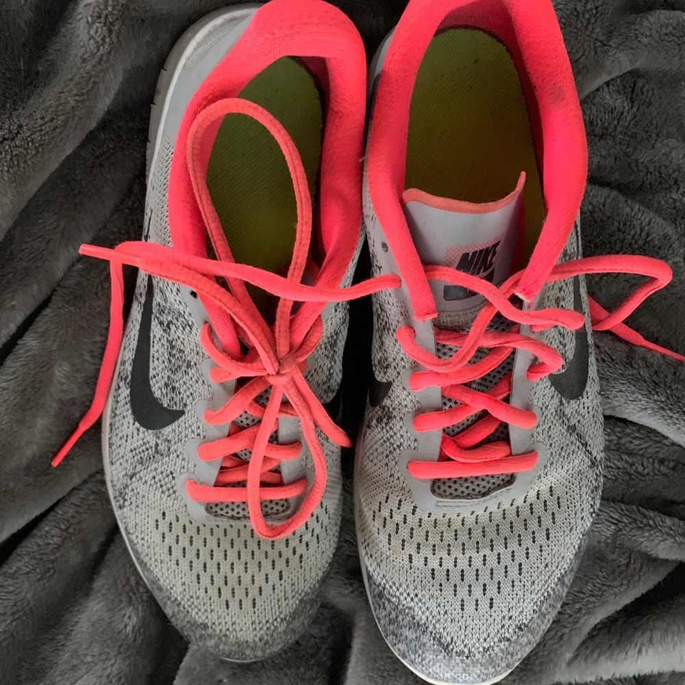 Nike tennis shoes size 7y 8.5 women’s